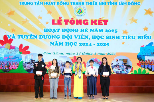 Tuyên dương đội viên, học sinh tiêu biểu trong hoạt động hè 2025