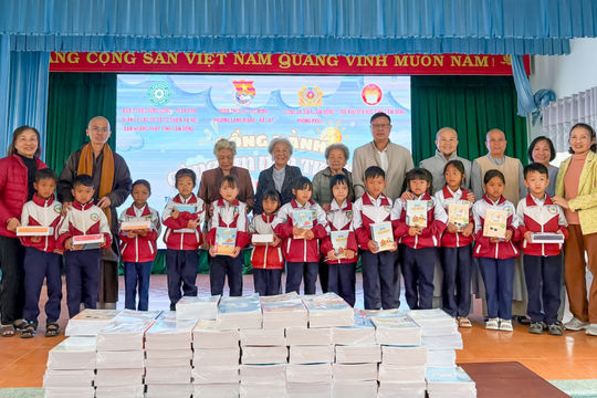 Tặng 2.500 bút, vở cho học sinh phường Langbiang - Đà Lạt 