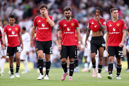 Thành Manchester khập khiễng ở vạch xuất phát Ngoại hạng Anh