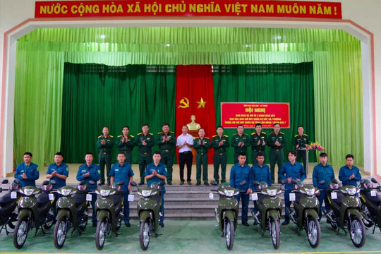 Bàn giao 248 xe mô tô cho các ban chỉ huy quân sự cấp xã