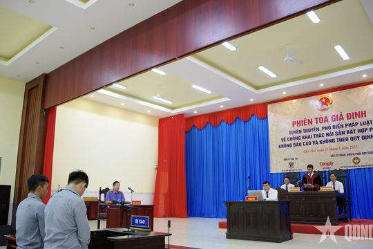 Vùng​ Cảnh sát biển 4 đẩy mạnh tuyên truyền chống khai thác IUU bằng phiên tòa giả định