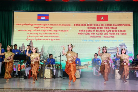 Giao lưu và biểu diễn nghệ thuật “Thắm tình hữu nghị Việt Nam - Campuchia” tại Lâm Đồng
