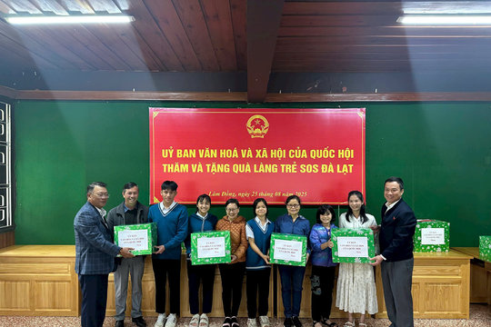 Thường trực Ủy ban Văn hóa - Xã hội Quốc hội thăm, tặng quà Làng trẻ em SOS Đà Lạt