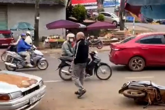 Người đàn ông lao xe ô tô vào nhóm người đứng trên vỉa hè