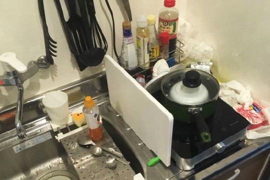 Chủ nhà tá hỏa vì hàng trăm chai nước tiểu khách thuê để lại dù toilet cách 10m