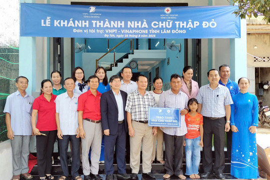 Trao tặng nhà Chữ thập đỏ cho hộ khó khăn ở xã Đạ Tẻh
