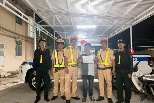 Kiểm tra nồng độ cồn, phát hiện 2 người dương tính với ma túy