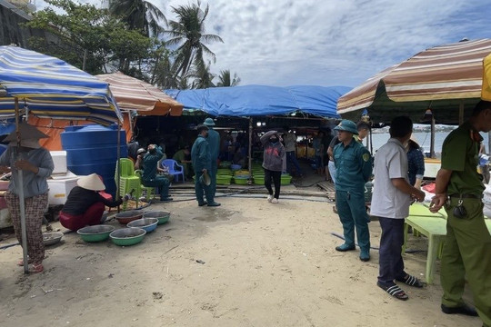 Tháo dỡ hàng loạt lều quán dựng trái phép ven biển Mũi Né
