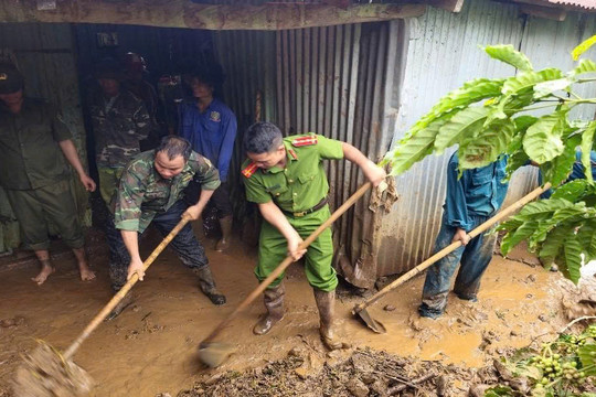 Công an Quảng Tân hỗ trợ người dân khắc phục hậu quả sau mưa bão