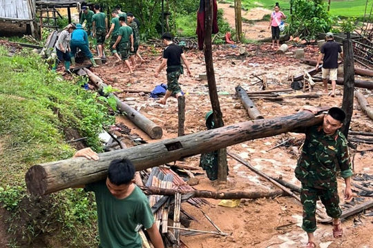 Trung đoàn 98 (Sư đoàn 316) giúp đồng bào Sơn La dựng lại nhà sau trận lũ lịch sử
