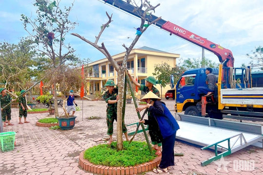 Bộ đội Hà Tĩnh hỗ trợ các trường học khắc phục hậu quả bão số 5