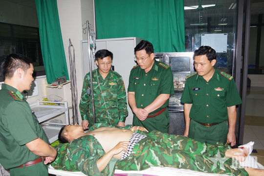 Thăm hỏi cán bộ biên phòng bị đất đá vùi lấp khi giúp dân chống bão số 5