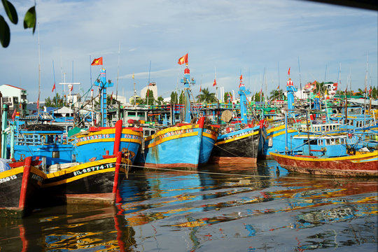 Khẩn trương giải quyết nhu cầu đăng kiểm tàu cá của ngư dân