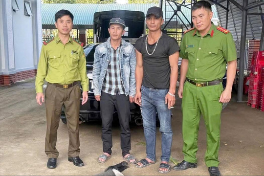 Người dân xã Đạ Tẻh 3  giao nộp cá thể voọc chà vá chân đen quý hiếm bị thương