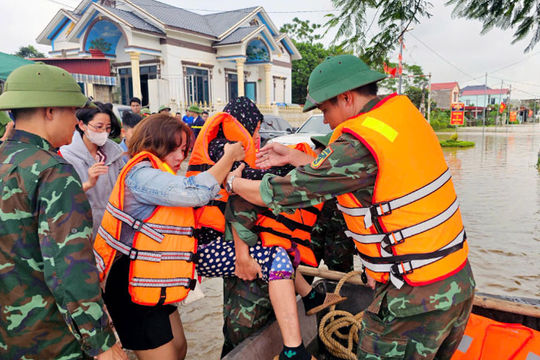 Khẩn cấp hộ đê, khôi phục hệ thống điện và viễn thông sau bão