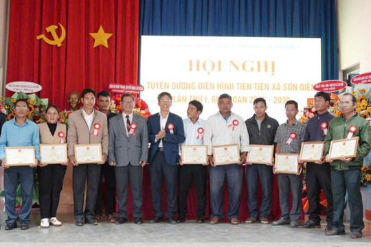 Sơn Điền tuyên dương các điển hình tiên tiến lần thứ I