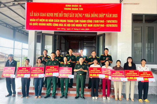 Trung đoàn 726 trao kinh phí hỗ trợ xây dựng nhà đồng đội và học tập