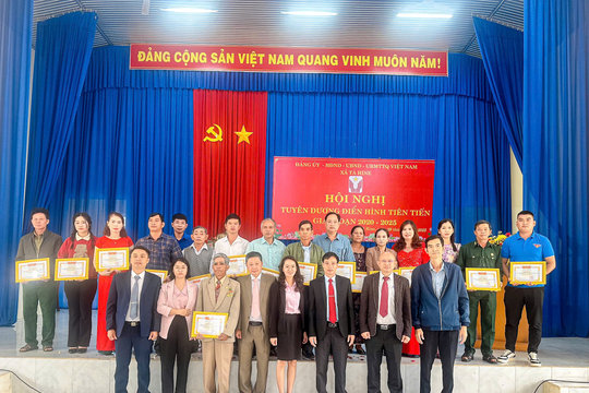 Tà Hine tuyên dương 24 điển hình tiên tiến