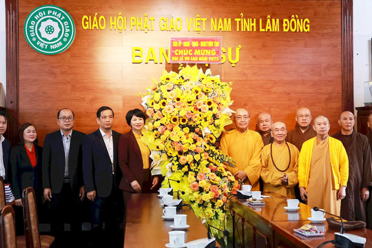 Chủ tịch UBMTTQVN tỉnh Lâm Đồng Phạm Thị Phúc thăm, chúc mừng Ban Trị sự Phật giáo Lâm Đồng
