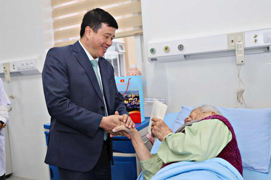 Bí thư Tỉnh ủy Y Thanh Hà Niê Kđăm thăm, tặng quà các gia đình chính sách