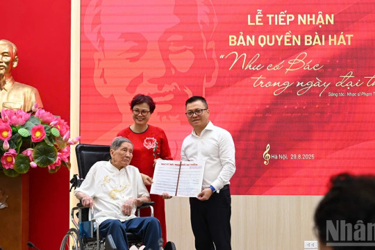 Nhạc sĩ Phạm Tuyên trao tặng ca khúc “Như có Bác trong ngày đại thắng” cho Báo Nhân Dân