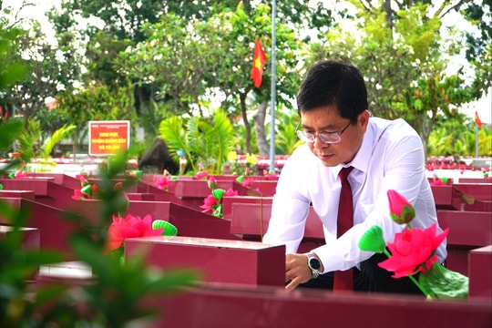 Lãnh đạo tỉnh Lâm Đồng viếng Anh hùng liệt sĩ và dâng hoa lên Bác tại Bảo tàng Hồ Chí Minh Bình Thuận