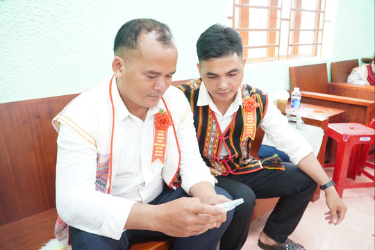 Người dân phấn khởi với quà tặng Tết Ðộc lập