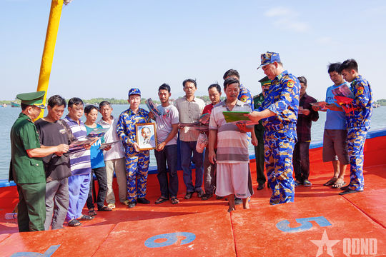 Hải đoàn Biên phòng 18 tuyên truyền về chống khai thác hải sản bất hợp pháp, không báo cáo và không theo quy định
