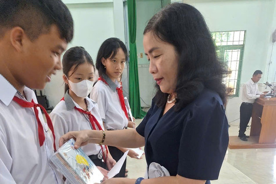 Hàm Liêm: Tiếp bước cho học sinh nghèo đến trường