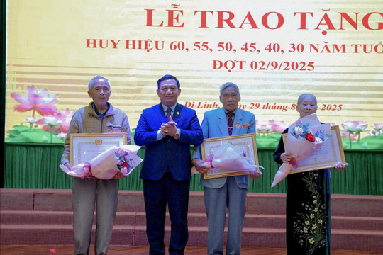 Phó Chủ tịch HĐND tỉnh Lâm Đồng K'Mák trao Huy hiệu Đảng cho đảng viên xã Di Linh