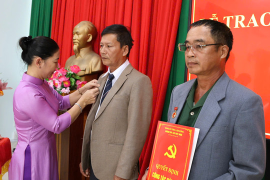 Trao Huy hiệu Đảng cho 8 đảng viên tại Quảng Trực, Tuy Đức và Quảng Tân