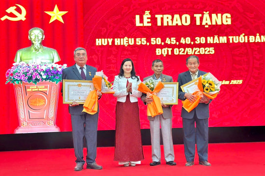 Phường Lang Biang - Đà Lạt trao tặng Huy hiệu Đảng đợt 2/9