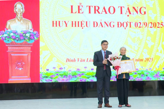 Trao Huy hiệu Đảng cho 18 đảng viên tại xã Đinh Văn Lâm Hà