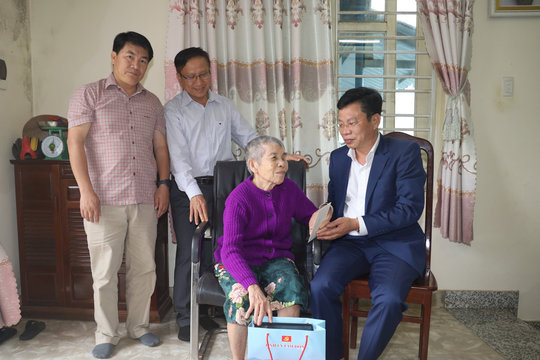 Lãnh đạo Tỉnh ủy Lâm Đồng thăm, tặng quà gia đình chính sách nhân dịp Quốc khánh 2/9