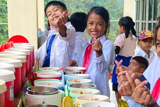 Bữa ăn trưa cho học sinh tiểu học và THCS ở các xã biên giới phải đảm bảo chất lượng