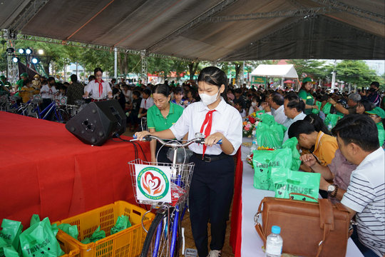 Trao tặng 650 suất quà cho các hoàn cảnh khó khăn