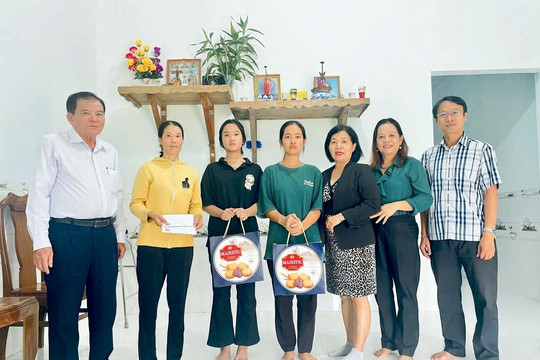Tặng quà 13 địa chỉ nhân đạo ở Lâm Đồng