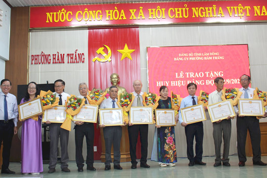 Phường Hàm Thắng trao tặng Huy hiệu Đảng cho 31 đảng viên