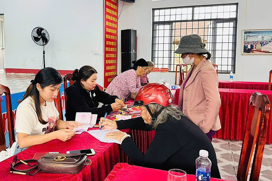 Kịp thời chi trả chế độ chính sách đến từng người dân xã Nam Đà