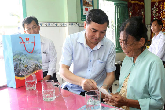 Phó Bí thư Thường trực Tỉnh ủy Nguyễn Hoài Anh thăm gia đình thương binh xã Hàm Liêm