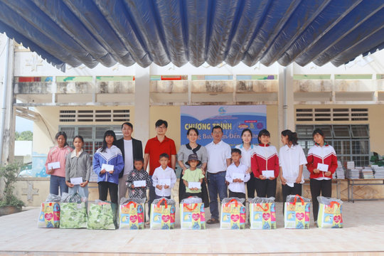 Chương trình “Nâng bước em đến trường” đến với học sinh Đam Rông 4