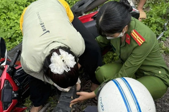 Cán bộ, chiến sĩ Công an Đắk Lắk sơ cứu kịp thời cho người dân gặp tai nạn