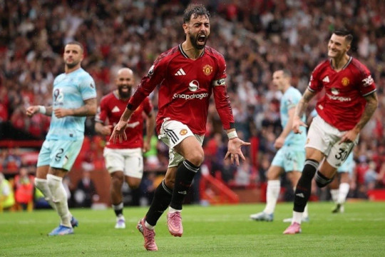 Premier League: M.U thắng trận đầu tiên, Chelsea leo lên ngôi đầu
