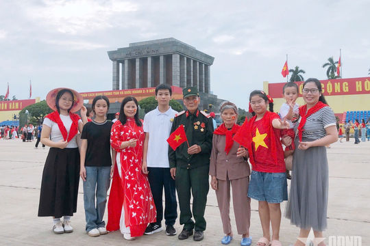 Gia đình bốn thế hệ tụ hội tham dự 80 năm Quốc khánh 2-9