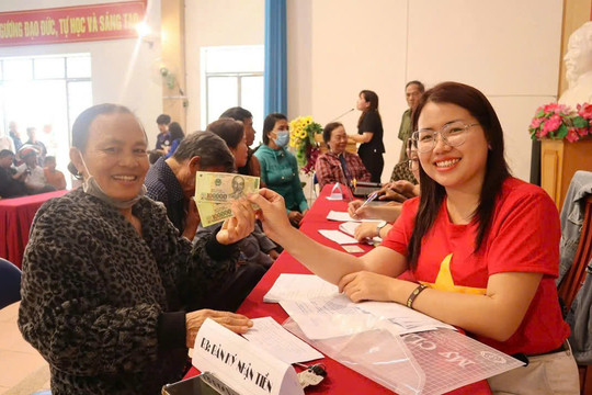 Người dân Lâm Đồng phấn khởi nhận quà Tết Độc lập