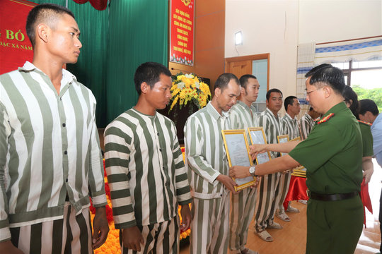 Trại giam Đại Bình trao quyết định đặc xá của Chủ tịch nước cho 255 phạm nhân