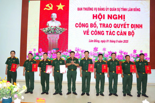 Bộ CHQS tỉnh Lâm Đồng trao quyết định về công tác cán bộ