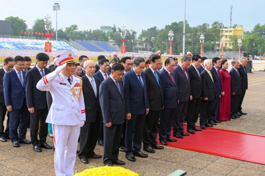 Các đồng chí lãnh đạo Đảng, Nhà nước vào Lăng viếng Chủ tịch Hồ Chí Minh