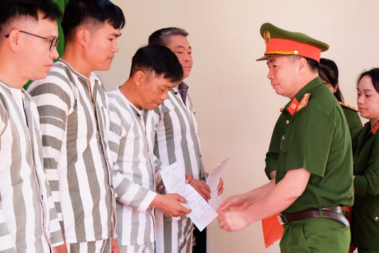 Trao quyết định đặc xá cho 38 phạm nhân tại Trại tạm giam số 1