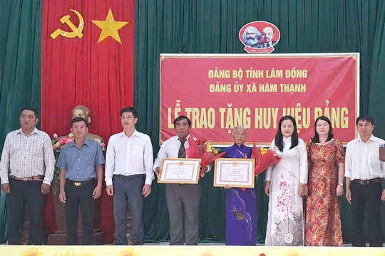 Xã Hàm Thạnh trao Huy hiệu Đảng cho 2 đảng viên dịp 2/9